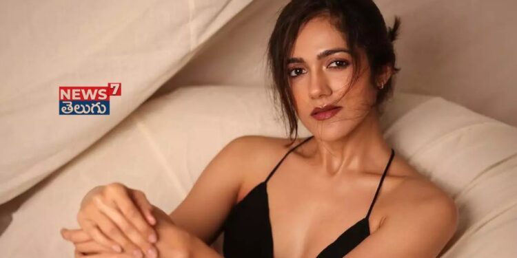 Simranchoudhary :బాక్‌లెస్ గౌన్‌లో స్టన్నింగ్ లుక్స్‌