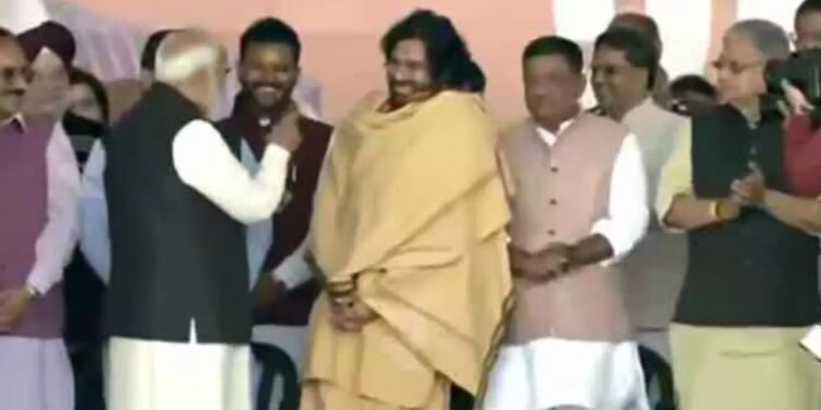 Modi | Pawan Kalyan | పవన్తో మోదీ ఏం మాట్లాడారంటే..?