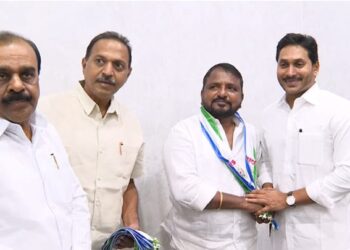 వైసిపి తీర్థం పుచ్చుకున్న మాజీ మంత్రి సాకే శైలజనాథ్.