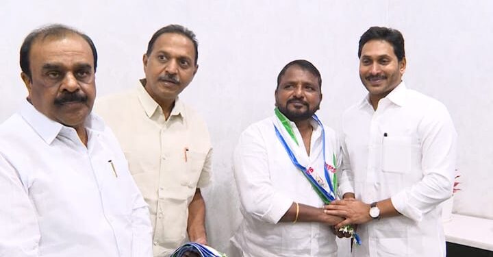 వైసిపి తీర్థం పుచ్చుకున్న మాజీ మంత్రి సాకే శైలజనాథ్.