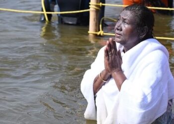 Droupadi Murmu :త్రివేణి సంగమంలో రాష్ట్రపతి ద్రౌపదీ ముర్ము పుణ్యస్నానం