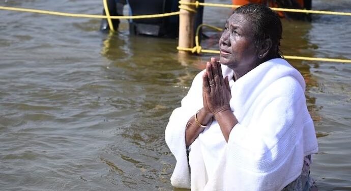 Droupadi Murmu :త్రివేణి సంగమంలో రాష్ట్రపతి ద్రౌపదీ ముర్ము పుణ్యస్నానం