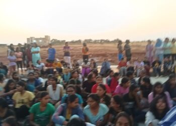 బాత్ తూముల్లోకి తొంగి చూస్తున్నరంటూ.. అమ్మాయిల ఆందోళన