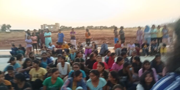 బాత్ తూముల్లోకి తొంగి చూస్తున్నరంటూ.. అమ్మాయిల ఆందోళన