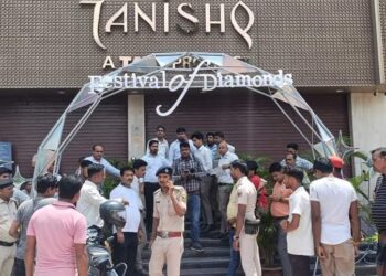 పట్టపగలే రెచ్చిపోయిన దొంగలు.. రూ.25 కోట్ల ఆభరణాలు చోరీ.. ఎక్కడంటే?