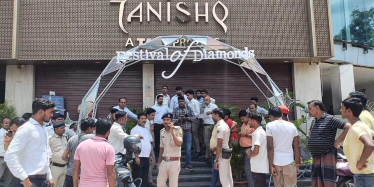 పట్టపగలే రెచ్చిపోయిన దొంగలు.. రూ.25 కోట్ల ఆభరణాలు చోరీ.. ఎక్కడంటే?