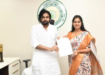 *నిధులు కొరకు ఉపముఖ్యమంత్రి పవన్ కళ్యాణ్ కి వినతిపత్రం అందజేసిన ఎమ్మెల్యే బండారు శ్రావణి 