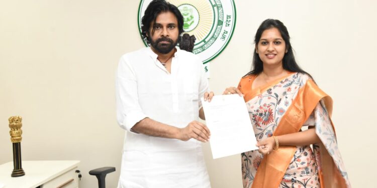 *నిధులు కొరకు ఉపముఖ్యమంత్రి పవన్ కళ్యాణ్ కి వినతిపత్రం అందజేసిన ఎమ్మెల్యే బండారు శ్రావణి 