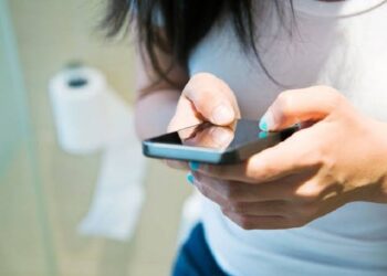 Toilet : మొబైల్ ఫోన్ పట్టుకుని వెళ్తున్నారా..?