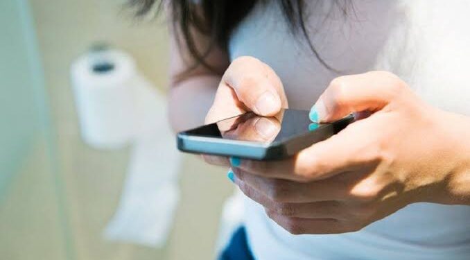 Toilet : మొబైల్‌ ఫోన్ పట్టుకుని వెళ్తున్నారా..?