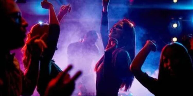 Hyderabad: బయటకేమో ఫామ్ హౌస్ లోపలేమో వేర కథ..!