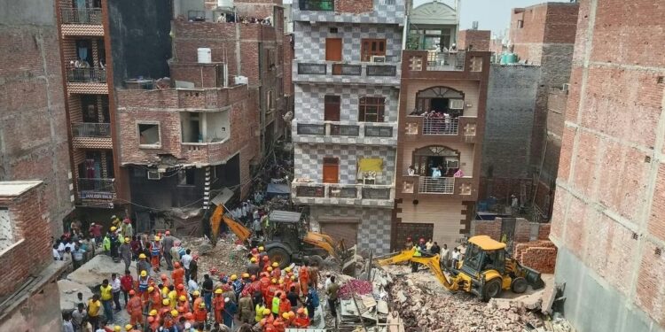 Delhi: ఢిల్లీలో కుప్పకూలిన నాలుగంతస్తుల భవనం..నలుగురు మృతి.. కొనసాగుతున్న రెస్క్యూ ఆపరేషన్