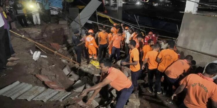 Simhachalam: చందనోత్సవం వేళ అప్పన్న ఆలయం వద్ద ఘోర ప్రమాదం..8 మంది భక్తుల మృతి