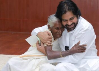 Pawan Kalyan: 96 ఏళ్ల వృద్ధురాలిపై  ఆప్యాయత..!