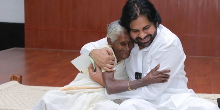 Pawan Kalyan: 96 ఏళ్ల వృద్ధురాలిపై  ఆప్యాయత..!