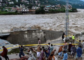 Pakistan Floods: ఆకస్మిక వరదలు.. కళ్ల ముందే 18 మంది గల్లంతు..!