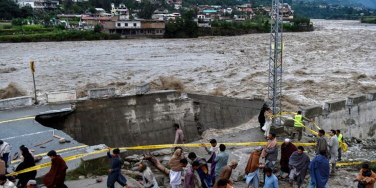 Pakistan Floods: ఆకస్మిక వరదలు.. కళ్ల ముందే 18 మంది గల్లంతు..!