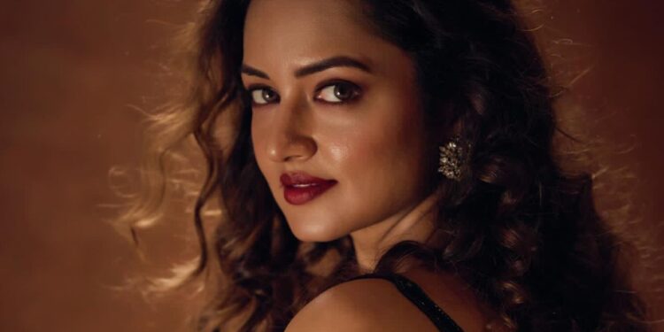 Shanvi Srivastava: గోల్డెన్ షో..!