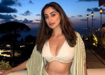 Raai Laxmu: వయసు పెరిగినా తరగని అందం