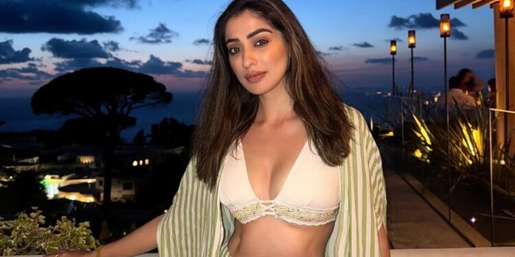 Raai Laxmu: వయసు పెరిగినా తరగని అందం