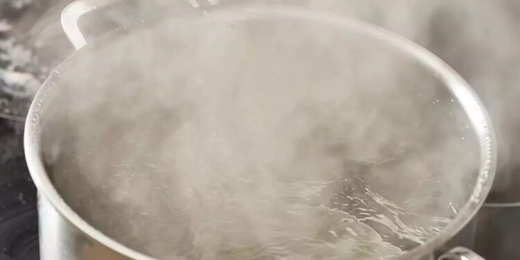 Vizag: మరుగుతున్న వేడినీటిని భర్తపై పోసిన భార్య..అసలేం జరిగిందంటే?