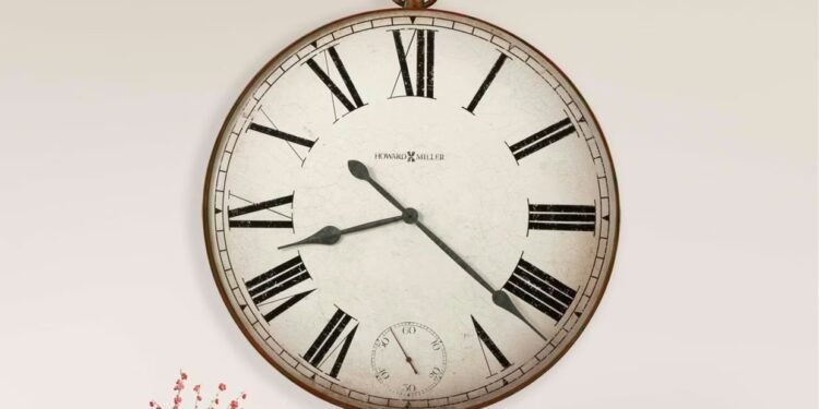 Clock: గడియారం ఎక్కడ పెడితే.. మీ ఇంట్లో డబ్బుకి లోటుండదంట..!