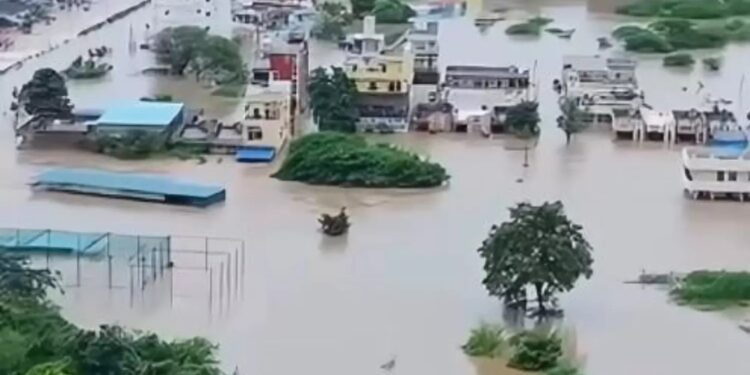 Rains: జలమయమైన కామారెడ్డి, మెదక్ జిల్లాలు
