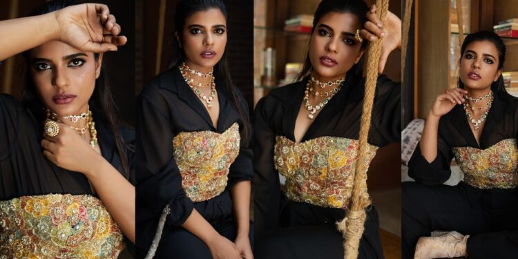 ఐశ్వర్య Rajesh: బ్లాక్ అవుట్ ఫిట్ లో అందాలు ఆరబోత!