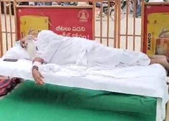 JC:రోడ్డుపై పడుకున్న జేసీ ప్రభాకర్ రెడ్డి – తాడిపత్రి డీఎస్పీ కార్యాలయం వద్ద నిరసన