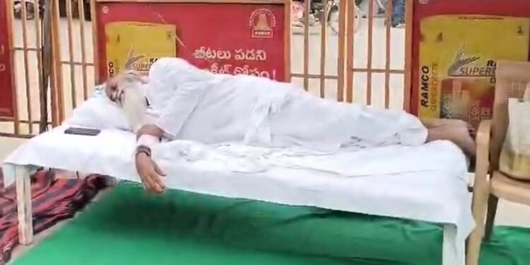 JC:రోడ్డుపై పడుకున్న జేసీ ప్రభాకర్ రెడ్డి – తాడిపత్రి డీఎస్పీ కార్యాలయం వద్ద నిరసన