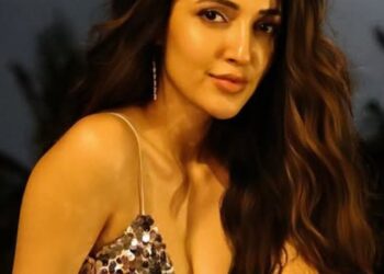 Neha Shetty: నల్లటి చీకట్లో నేహ శెట్టి మెరుపులు