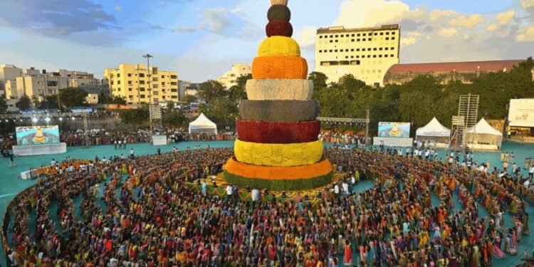 Telangana: అంబరాన్నంటిన బతుకమ్మ సంబరాలు