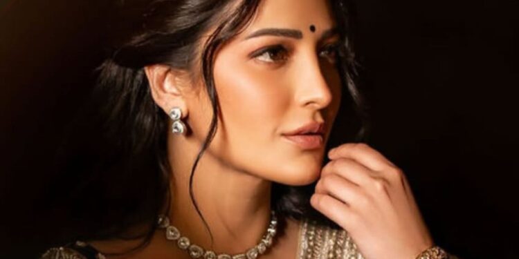 Shruti Haasan: ట్రెడిషనల్ స్టైల్ తో మెస్మరైజ్..!