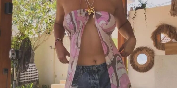 Aisha Sharma: గ్లామర్ ఫోటోలతో అభిమానులు ఉక్కిరిబిక్కిరి