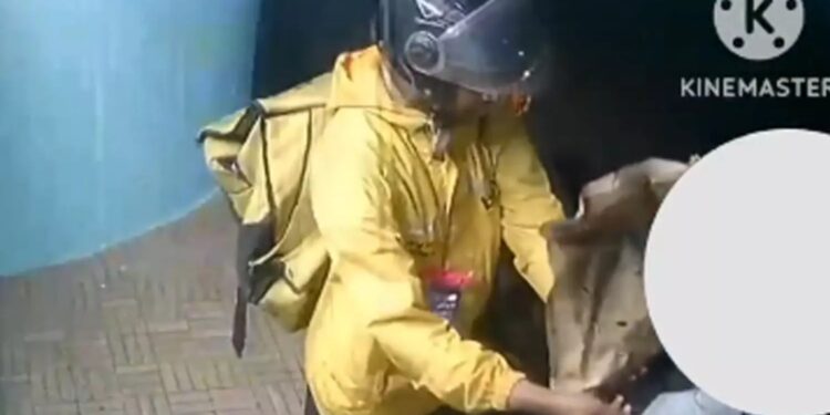 Blinkit: మహిళ పట్ల అసభ్యంగా ప్రవర్తించిన డెలివరీ బాయ్.. ఎంచేశాడంటే!