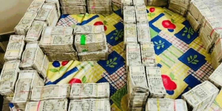 Madhya Pradesh: రిటైర్డ్ ఉద్యోగులు..ఆస్తులు చూస్తే షాకే..!