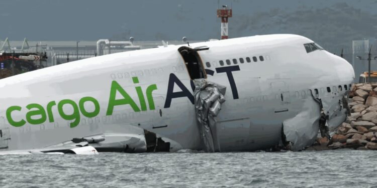 Hong Kong: ప్రమాదానికి గురైన EK9788  బోయింగ్‌ విమానం 737.. ఇద్దరు మృతి