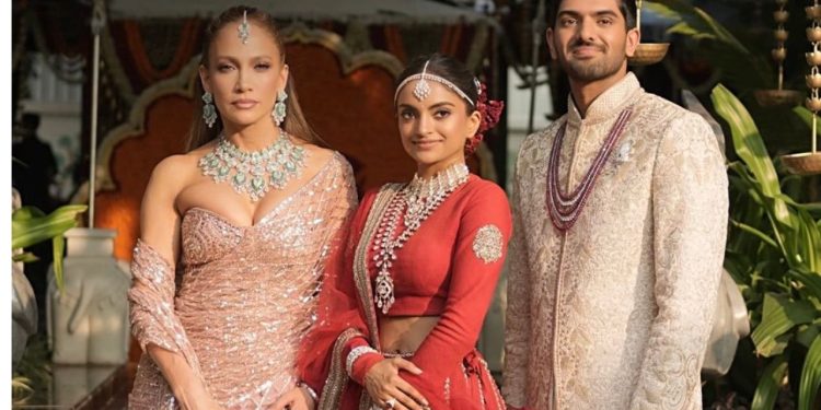 Indian Wedding: అందరి చూపు పెళ్లి వేడుకపై..!