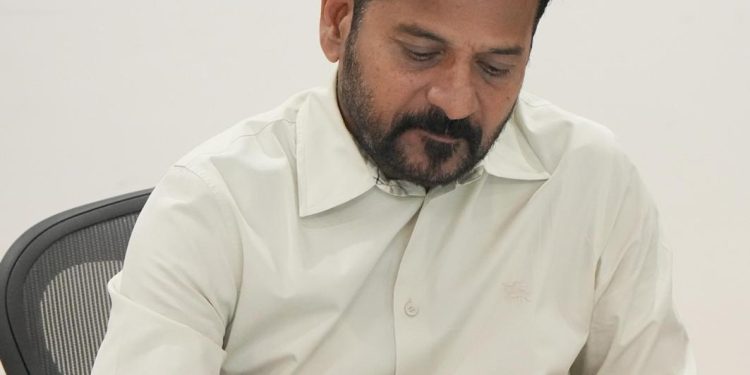 Revanth Reddy: పంచాయ‌తీ పోరులో కాంగ్రెస్ భారీ వ్యూహం!