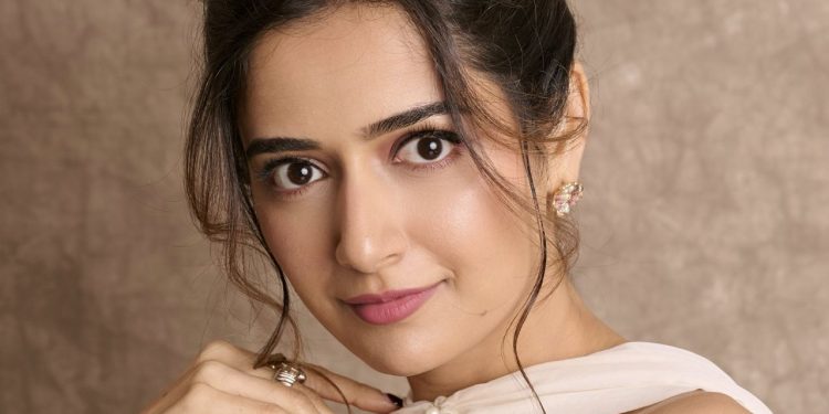 Aashika Ranganath: ఆయన ఓపికకు ఆశ్చర్యపోయా!