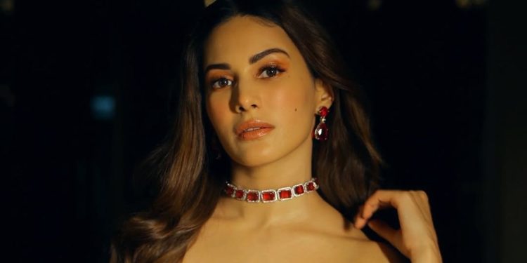 Amyra Dastur: ఇంతందం ఎలా సాధ్య‌మ‌నేలా!