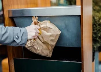 Gujarat: చెత్తబుట్టలో ‘బంగారు’ పత్రాలు..!