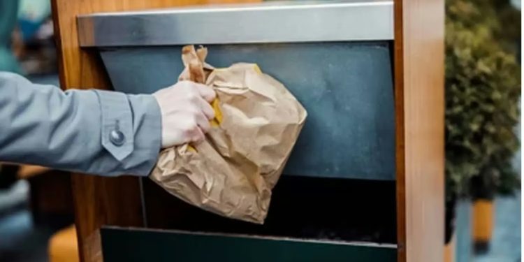 Gujarat: చెత్తబుట్టలో ‘బంగారు’ పత్రాలు..!