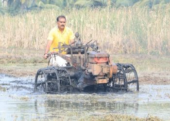 AP:రైతుగా మారిన మంత్రి నిమ్మల రామానాయుడు | పొలంలో పార పట్టిన జల వనరుల శాఖ మంత్రి