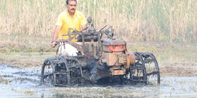 AP:రైతుగా మారిన మంత్రి నిమ్మల రామానాయుడు | పొలంలో పార పట్టిన జల వనరుల శాఖ మంత్రి