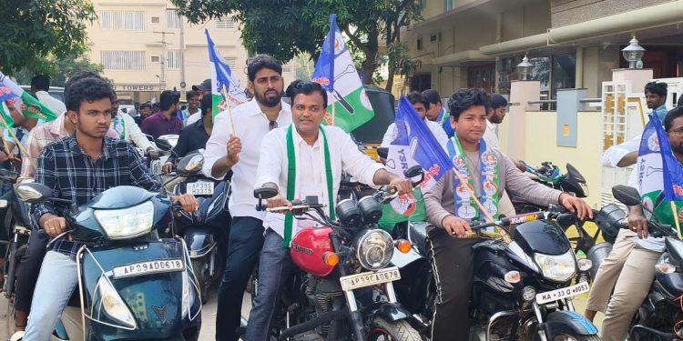 ysrcp:మెడికల్ కళాశాలల ప్రైవేటీకరణపై రాజీనామా చేసి ప్రజాక్షేత్రంలోకి రావాలి: రూపాయి డాక్టర్, వైసీపీ రాష్ట్ర ప్రధాన కార్యదర్శి అనిల్ రెడ్డి