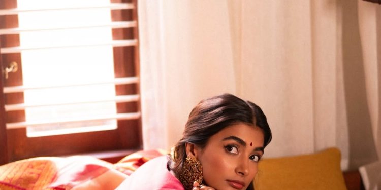 PoojaHegde:పాతకాలపు అందాన్ని చీరలో మళ్లీ మన ముందుకు తెచ్చిన అందాల తార ✨