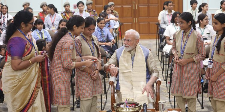 Raksha Bandhan:తెలుగు విద్యార్థిని సాయి మధుమితకు అరుదైన గౌరవం.. ప్రధాని మోదీకి స్వయంగా రాఖీ!